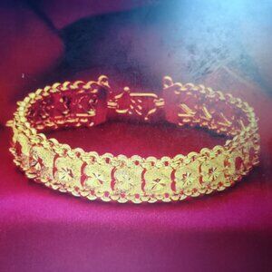 Classic exquisite golden bracelet for her brand new